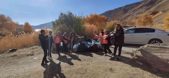 Tema Bitlis Gönüllülerinden Nemrut Kalderasında "Plogging" Etkinliği