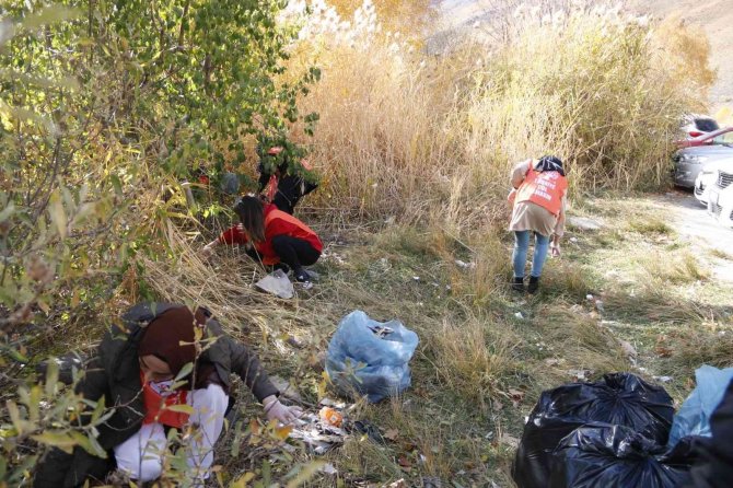 Tema Bitlis Gönüllülerinden Nemrut Kalderasında "Plogging" Etkinliği