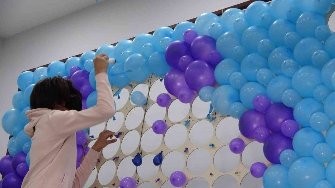 Balonlarla Oluşturulan Covid-19 Virüs Figürünü Enjekte İle Patlattılar