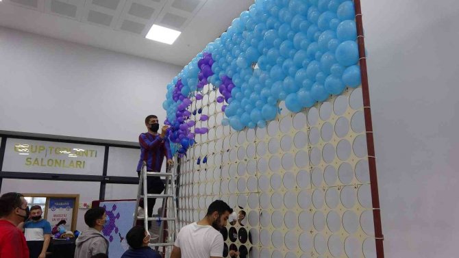 Balonlarla Oluşturulan Covid-19 Virüs Figürünü Enjekte İle Patlattılar