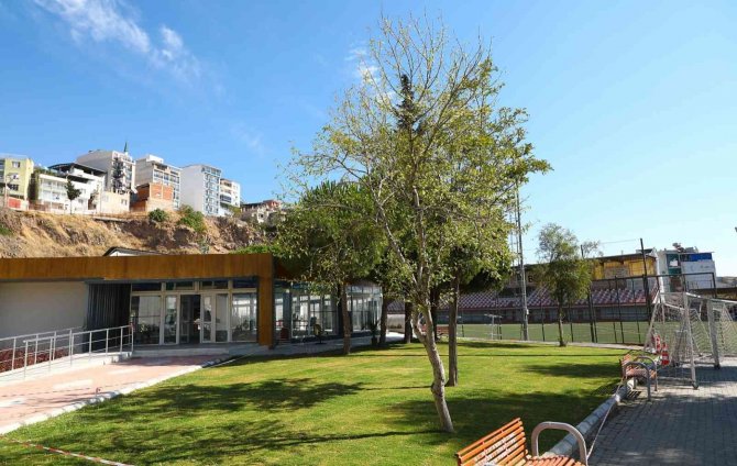 Bayraklı’da Modern Parklar Artıyor