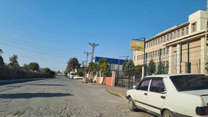 Veliler Okul Önlerine Levha Ve Hız Kesici İstedi