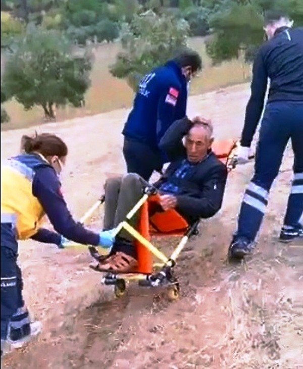 112 Ekipleri Hastayı 500 Metre Taşıyıp Ambulansa Ulaştırdı