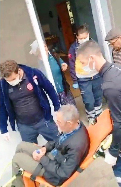 112 Ekipleri Hastayı 500 Metre Taşıyıp Ambulansa Ulaştırdı