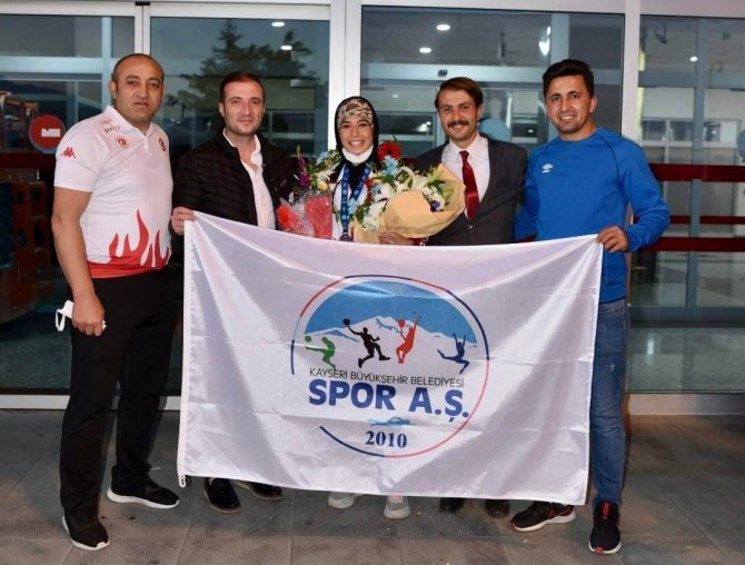 Hayriye Türksoy Hançer Çiçeklerle Karşılandı