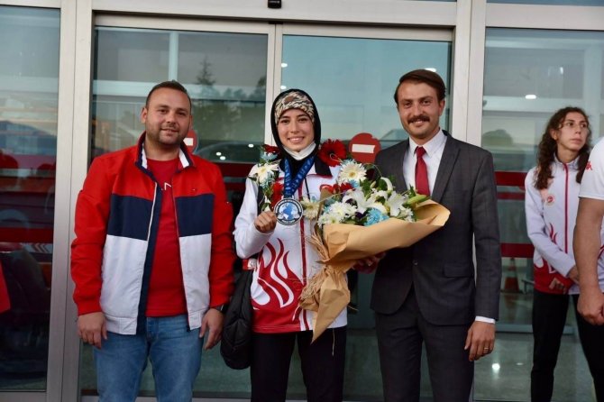 Hayriye Türksoy Hançer Çiçeklerle Karşılandı