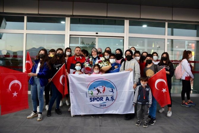 Hayriye Türksoy Hançer Çiçeklerle Karşılandı