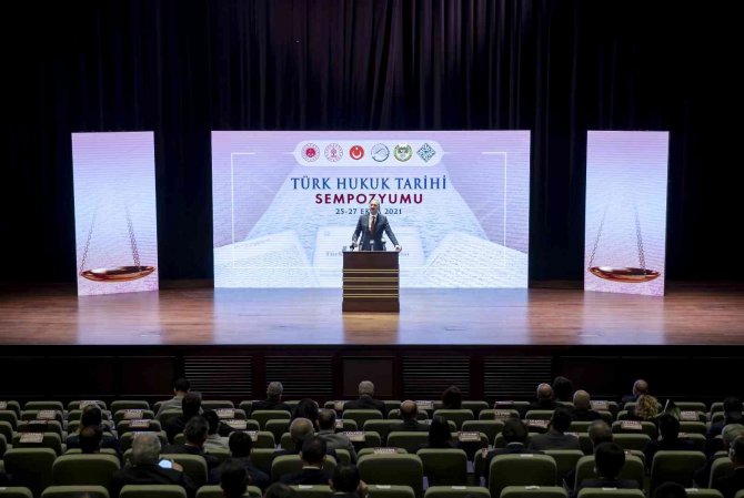 Adalet Bakanı Gül: “Hukuk Tarihi, Bugünün Hukuk İnşasında Olduğu Kadar Genel Olarak Hukukun Anlaşılmasında En Büyük Araç, En Önemli Bilim Dallarından Birisidir”