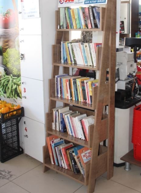 Bu Markete Gelenler Biryandan Alışveriş Yapıp Biryandan Da Kitap Okuyor