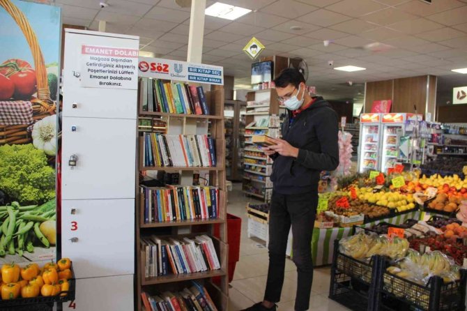 Bu Markete Gelenler Biryandan Alışveriş Yapıp Biryandan Da Kitap Okuyor