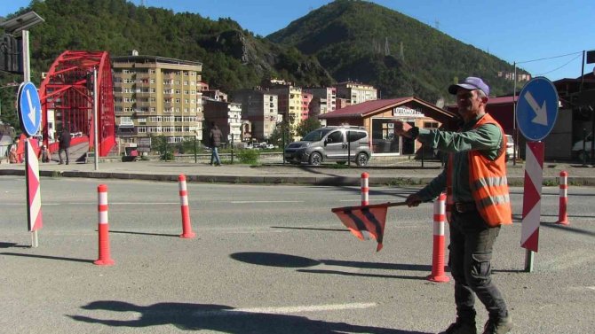 Artvin’de Yol Güvenliğini Sağlayan İşçi Araç Geçişlerini Orkestra Şefi Gibi Yönetiyor