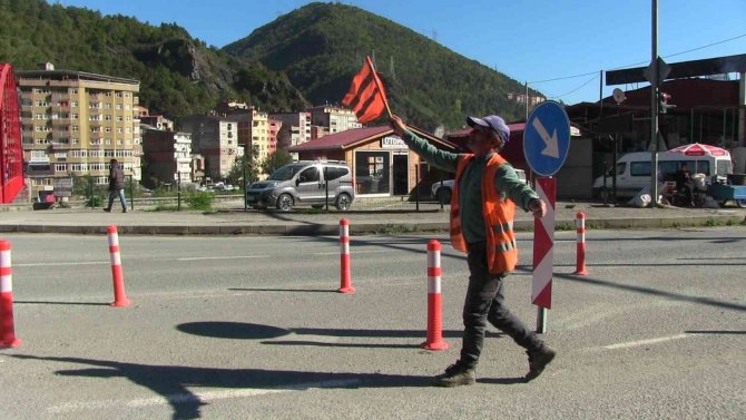 Artvin’de Yol Güvenliğini Sağlayan İşçi Araç Geçişlerini Orkestra Şefi Gibi Yönetiyor