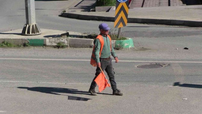 Artvin’de Yol Güvenliğini Sağlayan İşçi Araç Geçişlerini Orkestra Şefi Gibi Yönetiyor