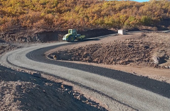 Bingöl’de Köy Yolları Asfaltlanıyor