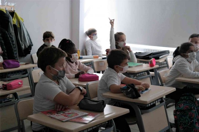 Öğrenciler Okullarda Yabancı Dile Maruz Bırakılmalı