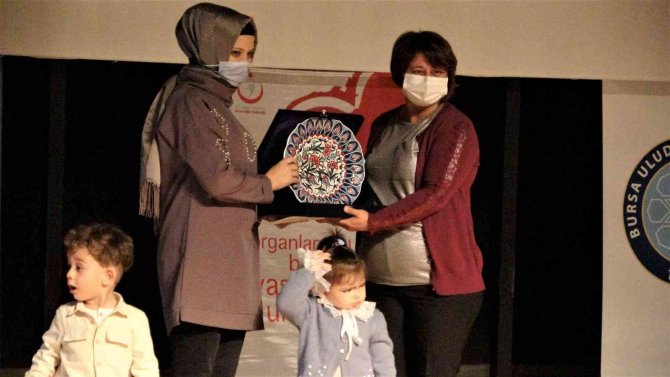 Nakil Olup Sahneye Çocuklarıyla Çıkıp Emeği Geçenlere Teşekkür Ettiler