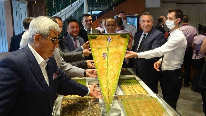 Bu Baklava Dilimi Tam 150 Kişilik
