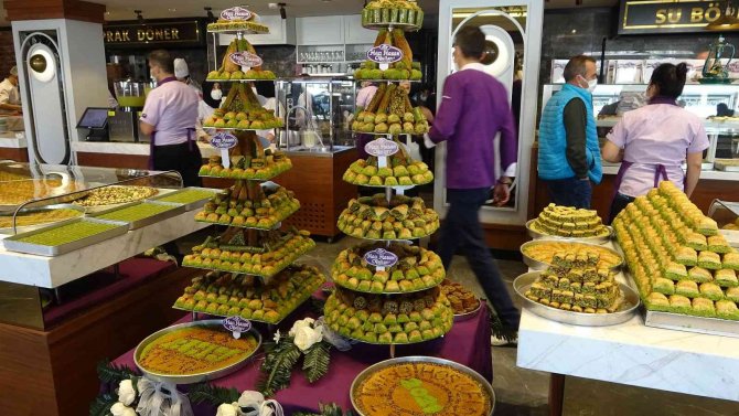 Bu Baklava Dilimi Tam 150 Kişilik