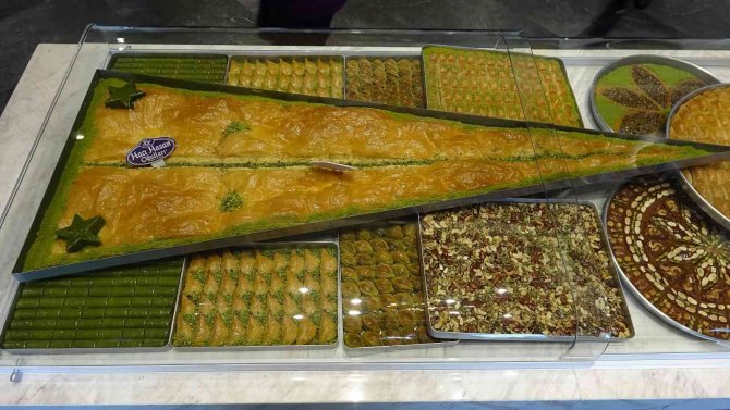 Bu Baklava Dilimi Tam 150 Kişilik