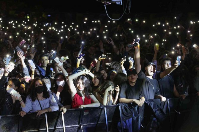 Binlerce İ̇zmirli Buca’da Gripin Konserinde Buluştu