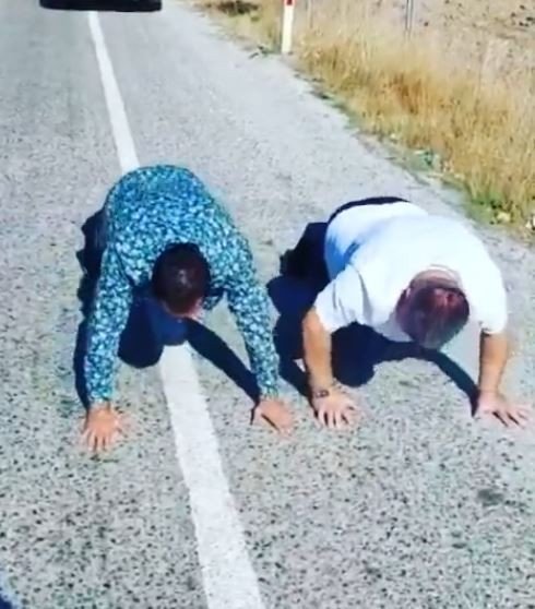 Ünlü Sanatçı Kaybettiği İddia Yüzünden Yol Kenarında Şınav Çekti