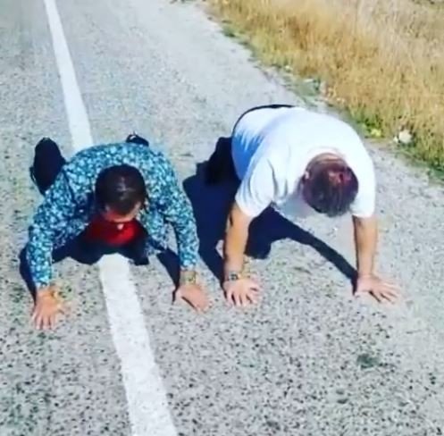 Ünlü Sanatçı Kaybettiği İddia Yüzünden Yol Kenarında Şınav Çekti