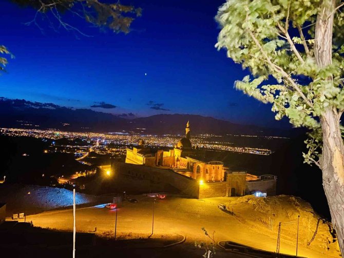 İ̇shak Paşa Sarayı’nın Gece Manzarası Mest Etti