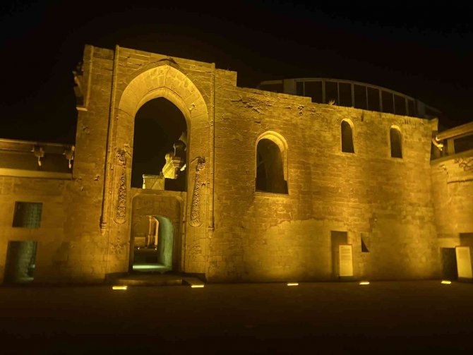 İ̇shak Paşa Sarayı’nın Gece Manzarası Mest Etti