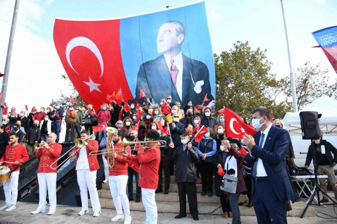 Kadıköy’de 29 Ekim Cumhuriyet Meşalesi Yakıldı