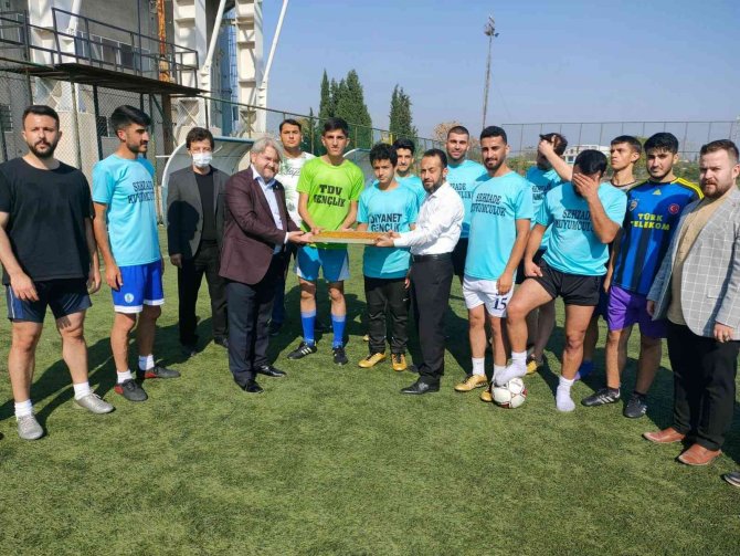 Müftü Soykök’ten Futbolculara Baklava İkramı