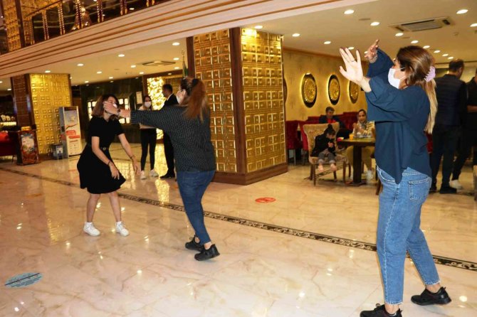 Van’a Gelen İ̇ranlılar Gönüllerince Eğleniyor