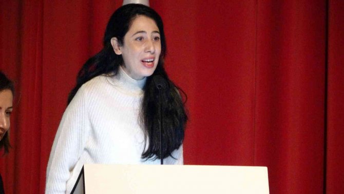 Nakil Olup Sahneye Çocuklarıyla Çıkıp Emeği Geçenlere Teşekkür Ettiler