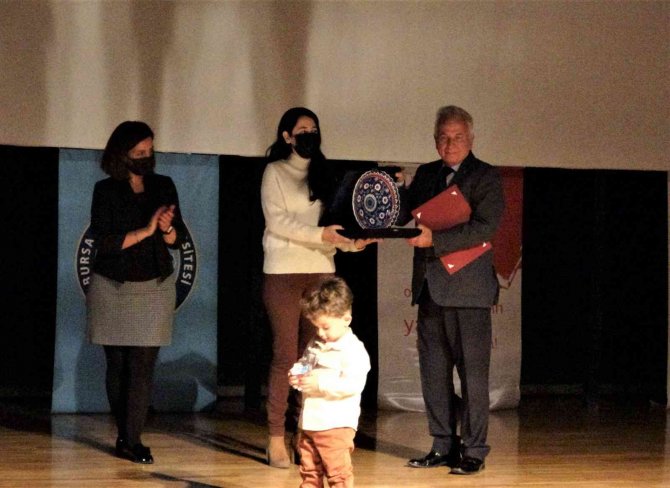 Nakil Olup Sahneye Çocuklarıyla Çıkıp Emeği Geçenlere Teşekkür Ettiler