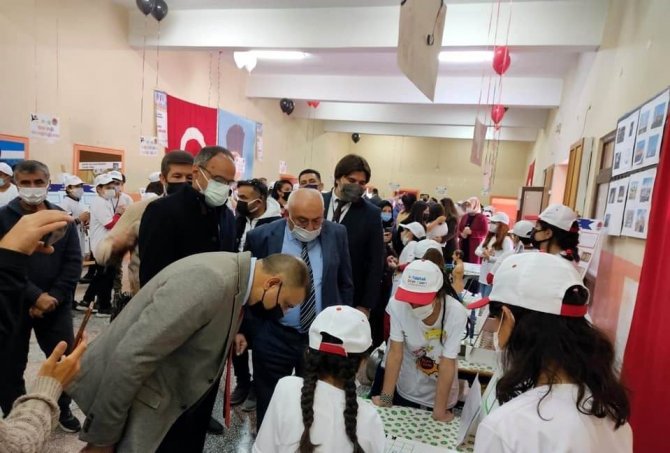 Tomarza Atatürk Ortaokulu’nda Tübi̇tak 4006 Bilim Fuarı Açıldı