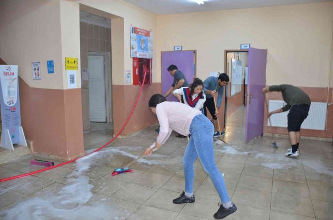 Vefakar Öğretmenlerden Anlamlı Temizlik