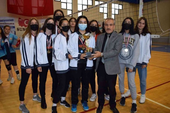 Cumhuriyet Kupası Genç Kızlar Voleybol Turnuvası Sona Erdi