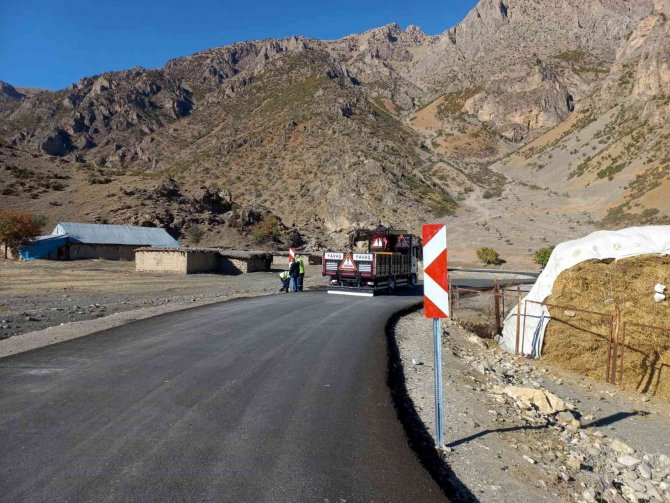 Van’da Yenilenen Yollarda Çizgi Ve Uyarıcı Levha Çalışması