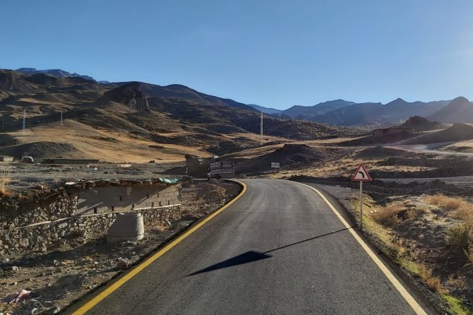 Van’da Yenilenen Yollarda Çizgi Ve Uyarıcı Levha Çalışması