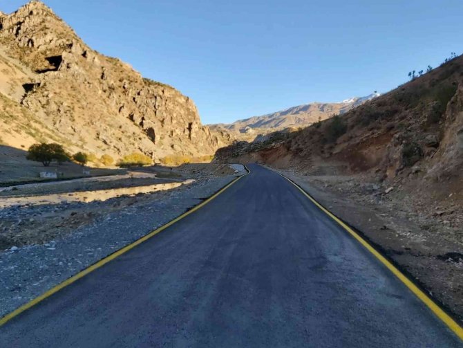 Van’da Yenilenen Yollarda Çizgi Ve Uyarıcı Levha Çalışması