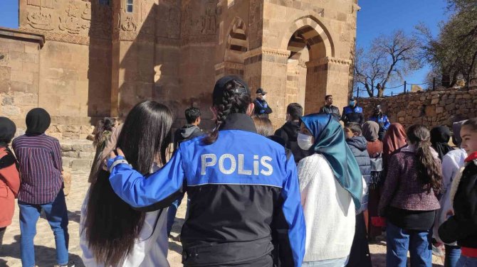 Erciş Ve Tuşba’daki Öğrenciler Akdamar Adası’nı Gezdi
