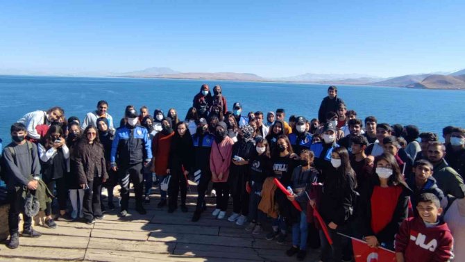 Erciş Ve Tuşba’daki Öğrenciler Akdamar Adası’nı Gezdi