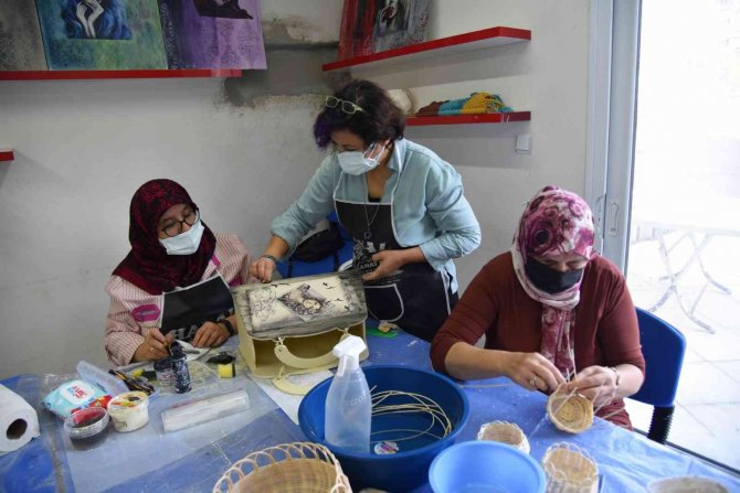 Yunusemre’de Kadınlar Ahşaba Hayat Veriyor