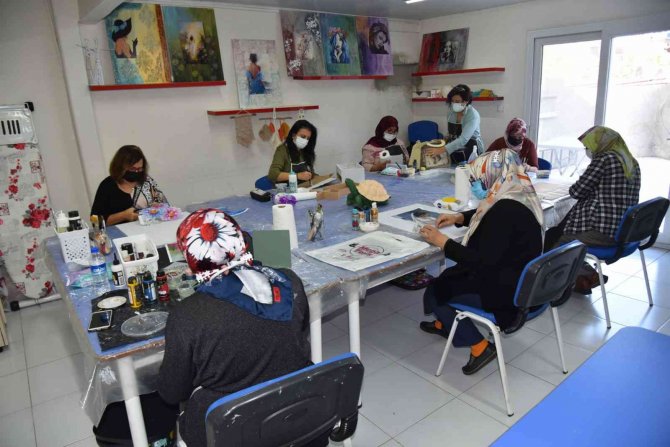Yunusemre’de Kadınlar Ahşaba Hayat Veriyor