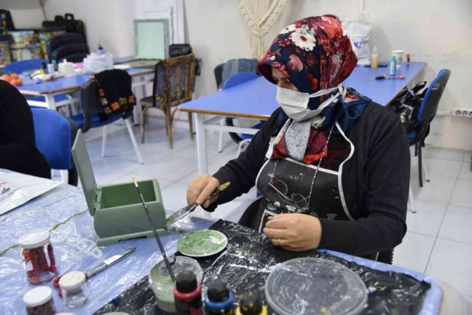 Yunusemre’de Kadınlar Ahşaba Hayat Veriyor