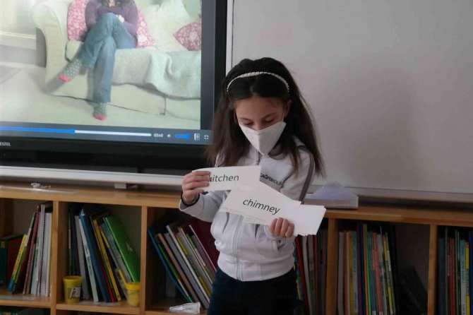 Öğrenciler Okullarda Yabancı Dile Maruz Bırakılmalı