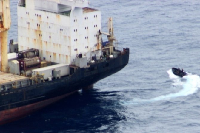 Gine Körfezi’nde Yük Gemisini Ele Geçirmek İsteyen Korsanlara Rus Savaş Gemisi Müdahale Etti