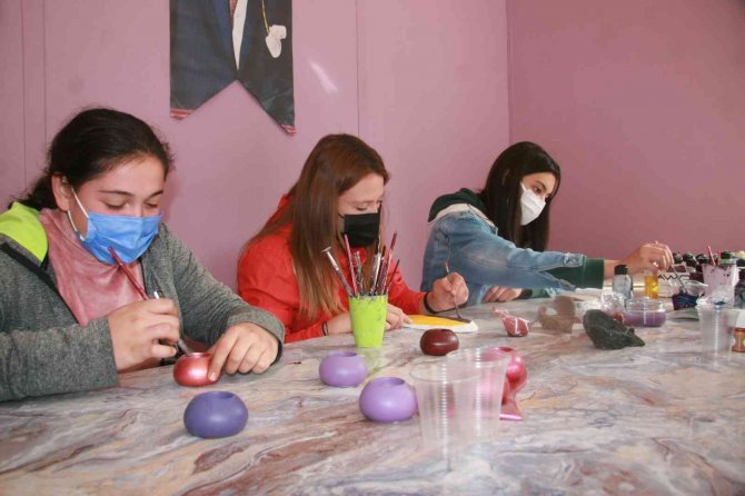 Bu Merkezde Kadınlar Para Kazanabilecekleri Beceriler Kazanıyor