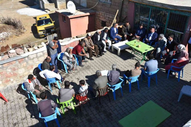 Beyoğlu, Memleketi Lice’de Vatandaşlara Domates İkram Etti