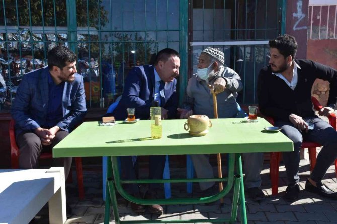 Beyoğlu, Memleketi Lice’de Vatandaşlara Domates İkram Etti