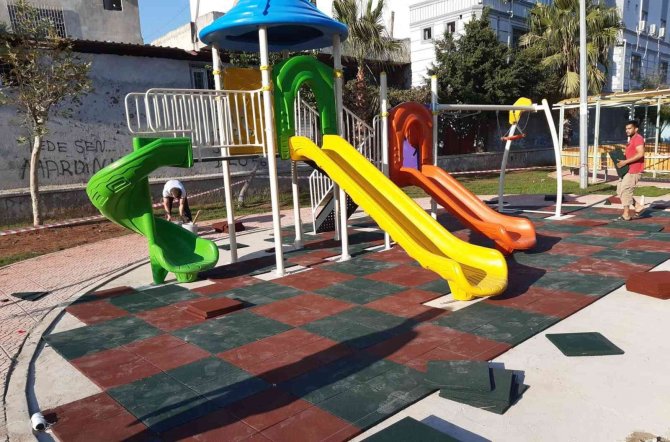 Akdeniz’de Park Ve Yeşil Alanlarda Kesintisiz Bakım